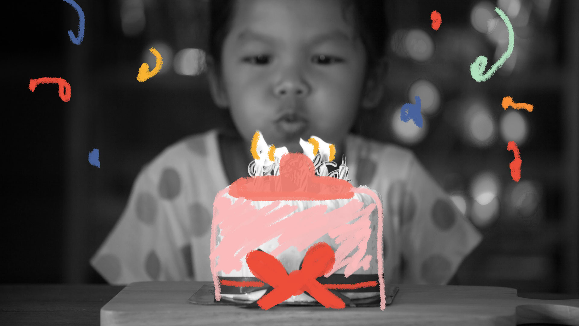 Menina assopra as velas do bolo de aniversário. Bolo em formato de peito.