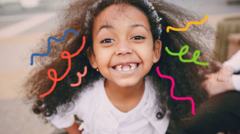 Imagem de uma menina de cabelos compridos e encaracolados aparece em primeiro plano sorrindo para a foto. Da sua cabeça, grafismos coloridos simulam fios de cabelo.