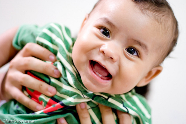 dentição: foto de um bebê com pequenos dentes sorrindo