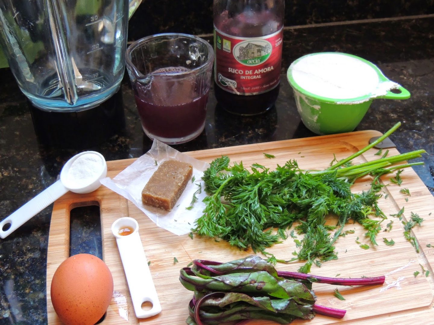 Bolo com legumes: foto de tábua de madeira com ingredientes e talos de verdura.