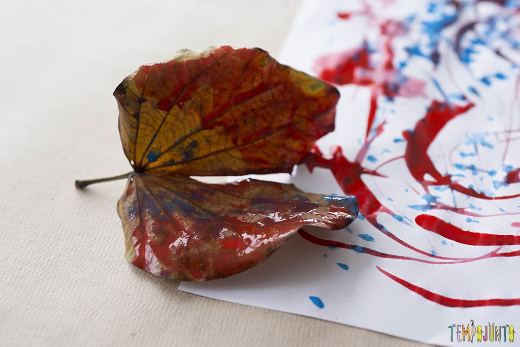 Coloque uma folha de papel kraft no chão, deixe umas tintas por perto, convide as crianças para pintar com as folhas. Elas não vão resistir à esse convite diferentão.