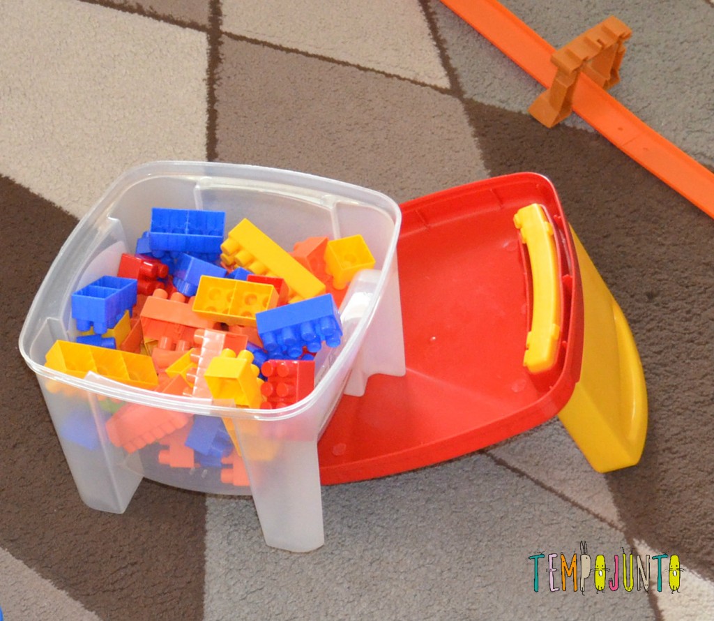 Uma caixa de plástico com legos coloridos dentro