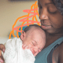 Mulher segura no colo um bebê recém-nascido