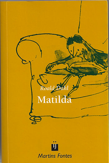 Capa do livro "Matilda", de Road Dahl. Num fundo amarelo, os traços de um menino sentado num sofá.