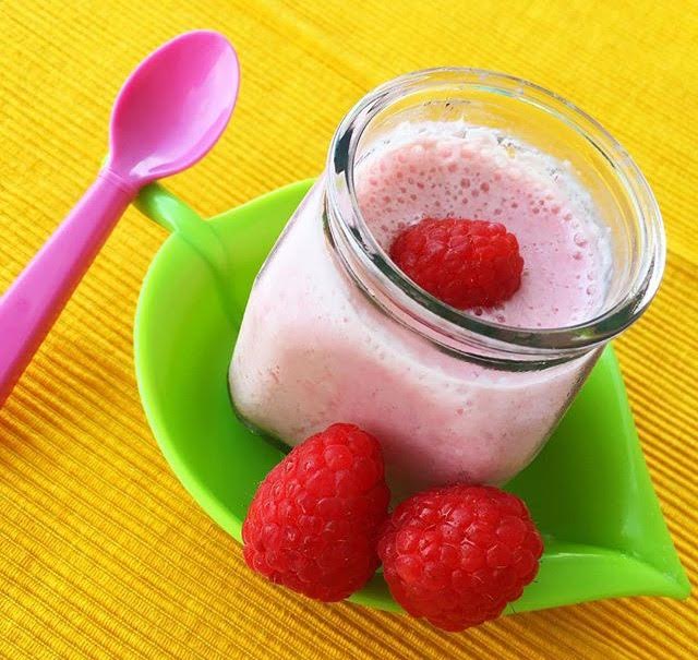 iogurte em casa: imagem de um pote de vidro com iogurte de morango e morangos