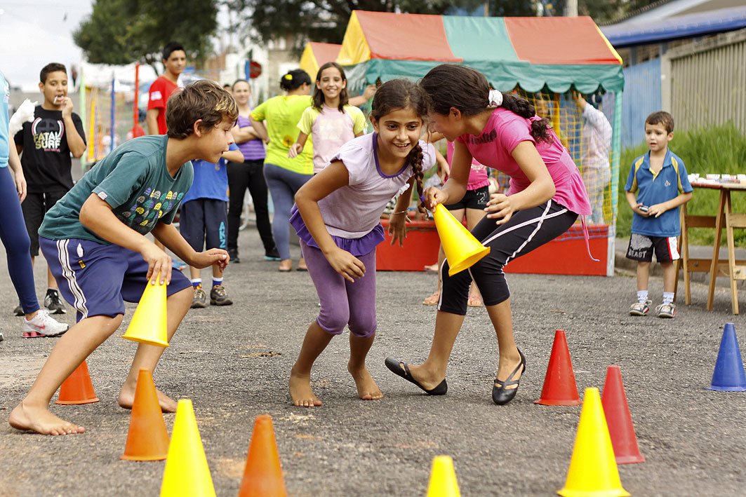 Rua de lazer: foto de crianças que brincam na rua com cones.