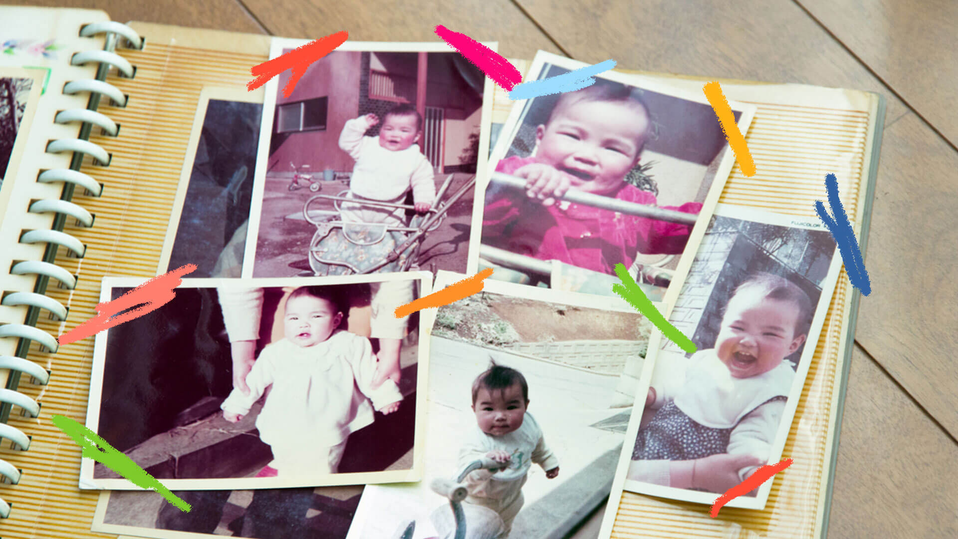 Em primeiro foto, um álbum fotográfico com diversas fotos de bebês e crianças espalhadas.
