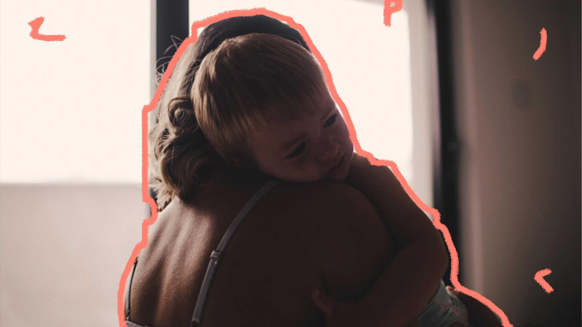 Em um abraço menino deita no ombro da mãe que o abraça, enquanto ele repousa o rosto em seu ombro.