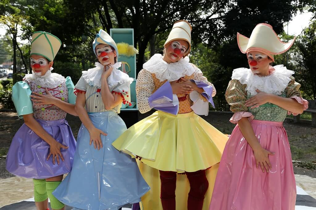 Mulheres palhaças do grupo Circo di SóLadies, fantasiadas de princesas