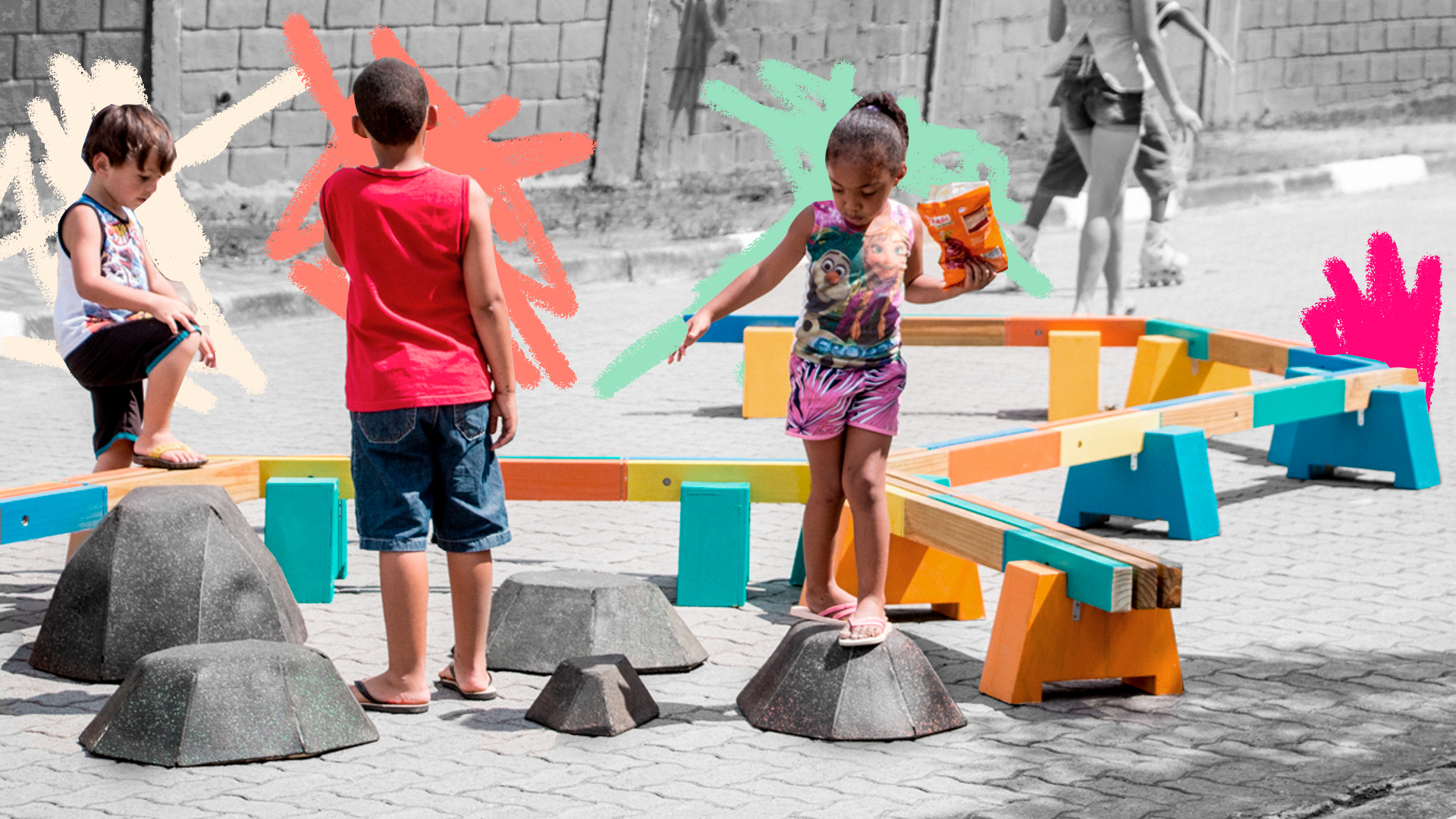 Playgrounds: foto de três crianças que brincam em cima de brinquedo de madeira. Ilustrações com rabiscos coloridos também compõem a imagem.