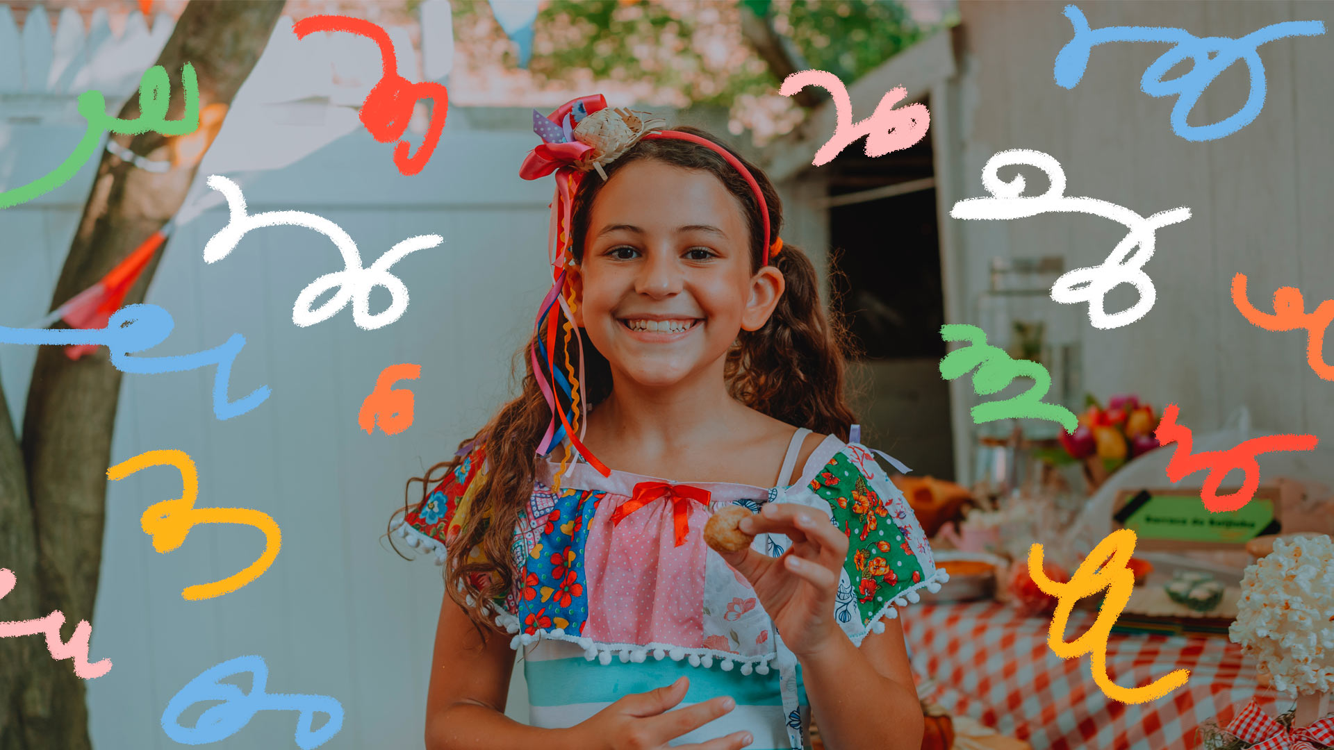 Na foto, menina de pele clara sorri para a câmera, com trajes típicos de festas juninas.