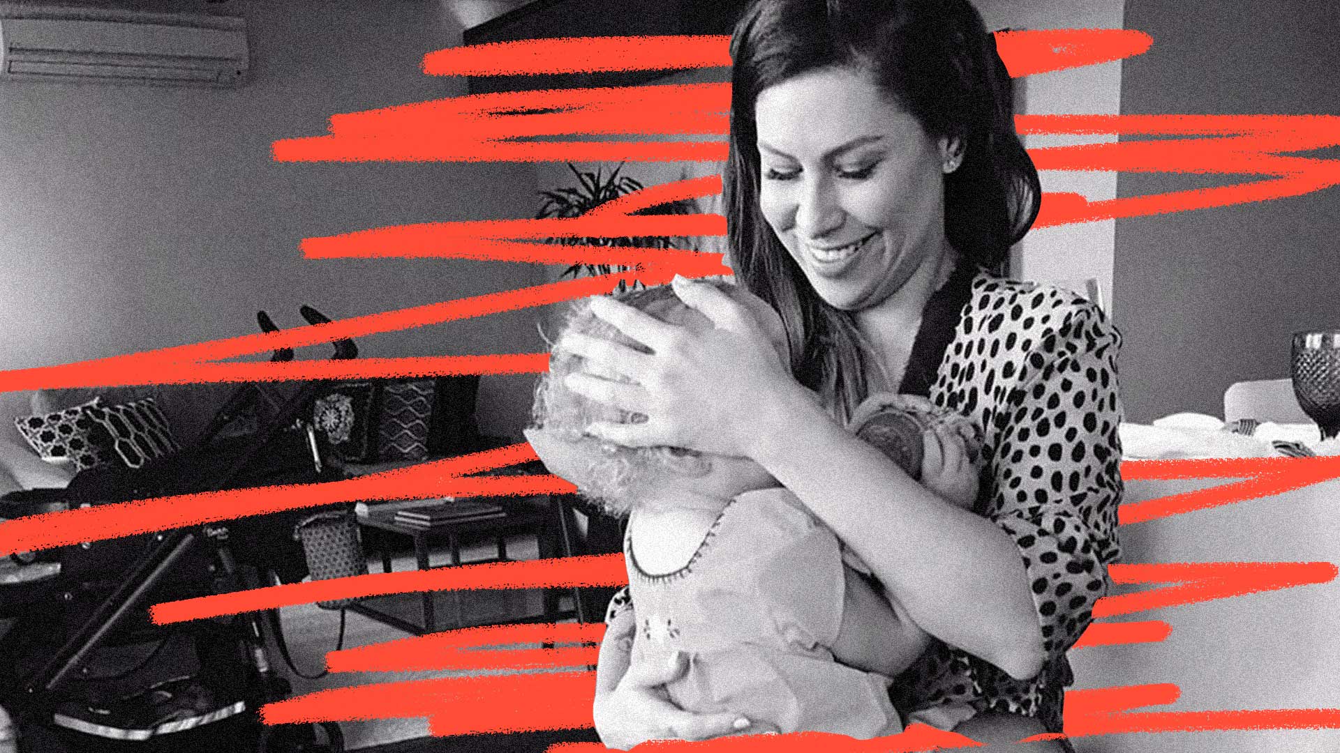 Foto em preto e branco, no centro a cantora Pitty sorri e segura sua filha