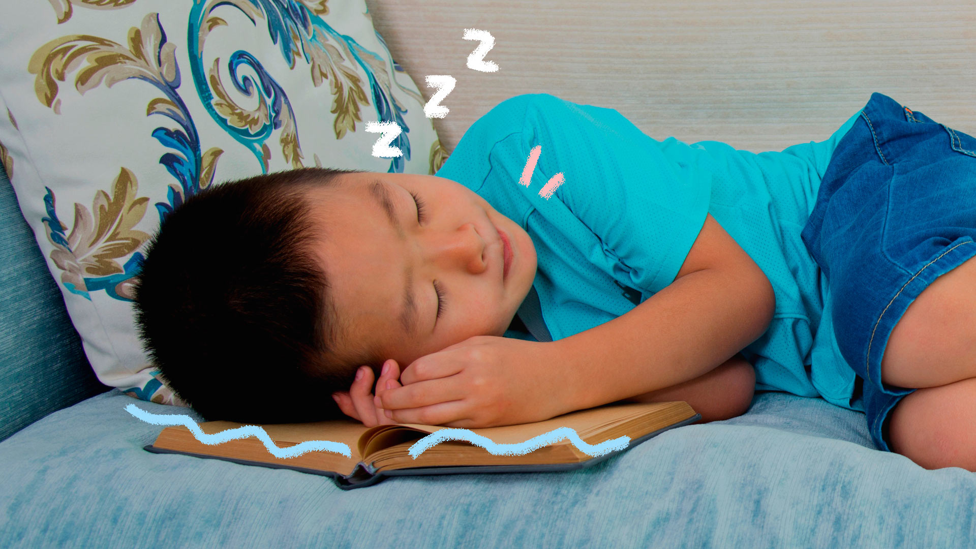 Livros para hora de dormir: foto de um menino que adormeceu com a cabeça apoiada no livro.