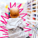 Bebê aparece de costas em um carinho de supermercado