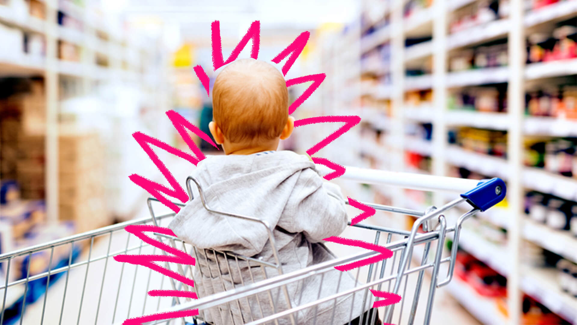 Bebê aparece de costas em um carinho de supermercado