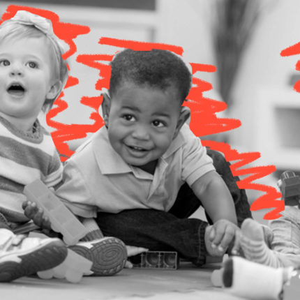 Foto em preto e branco mostra três bebês sentados no chão sorrindo