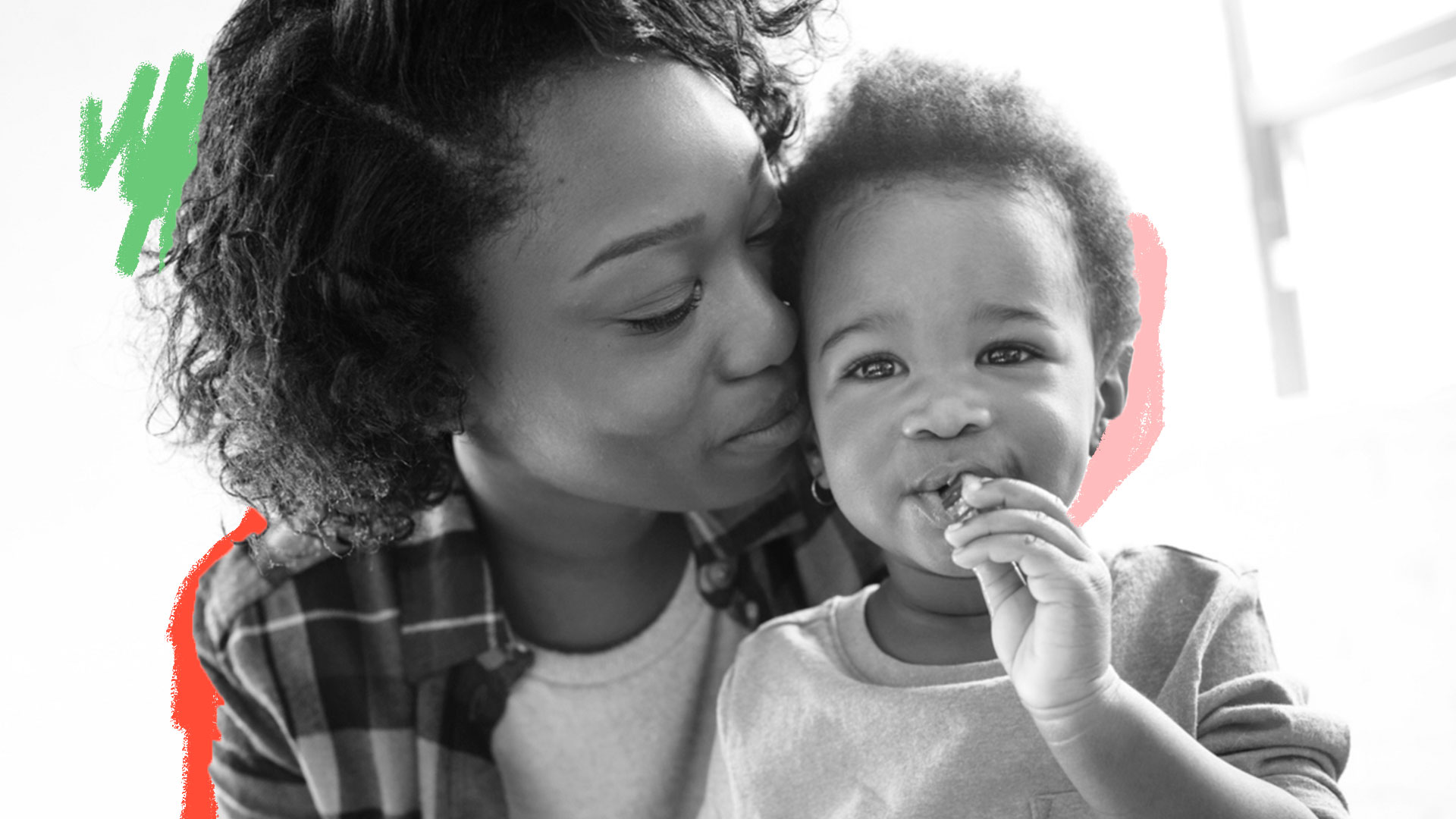 Mãe beijando o rosto de bebê no colo. Foto em preto e branco, com grafismos coloridos