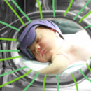 Bebê em uma encubadora