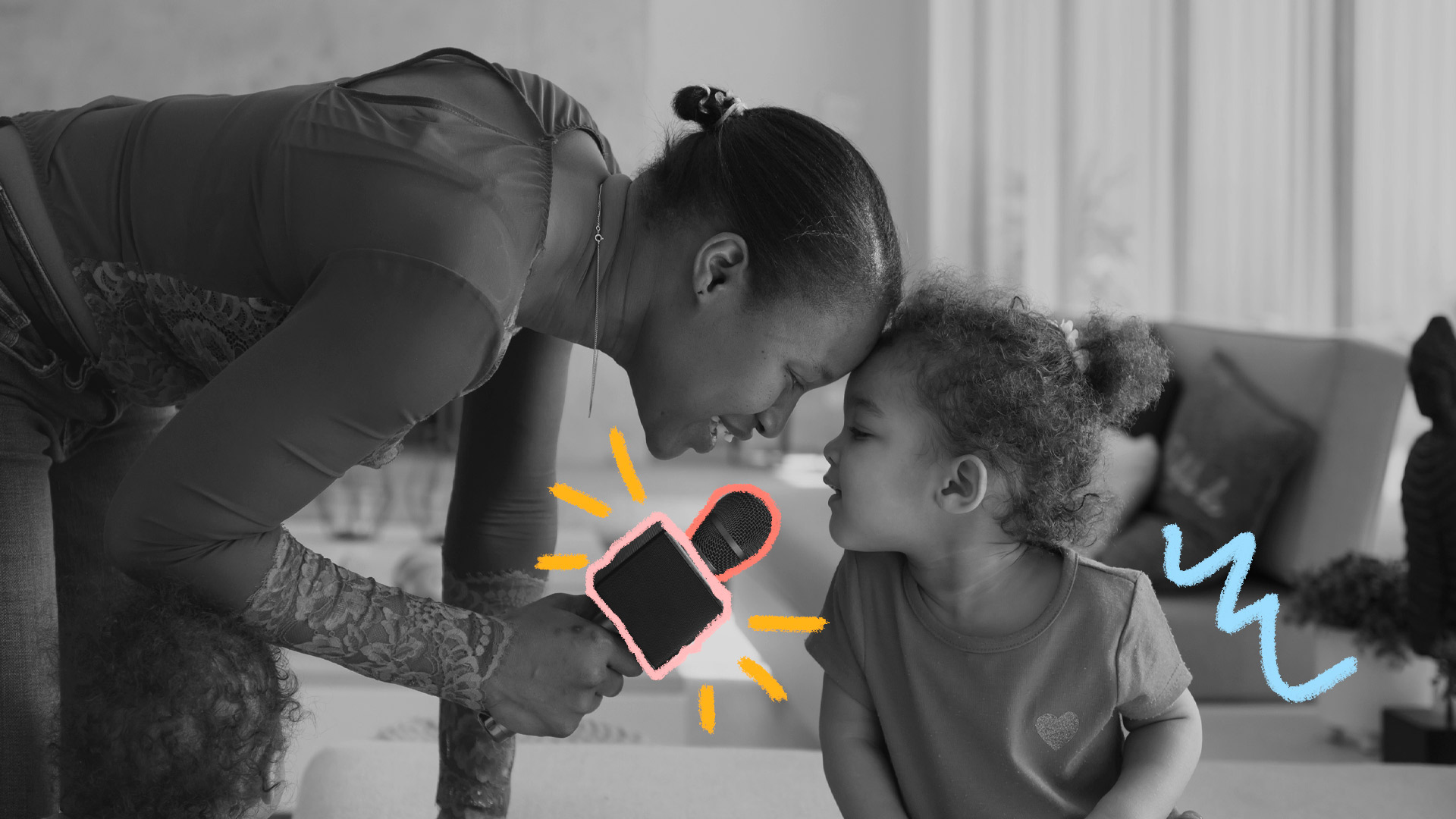 Música de mãe para filho: foto em preto e branco com intervenções coloridas em que mãe e filha se divertem usando um microfone.