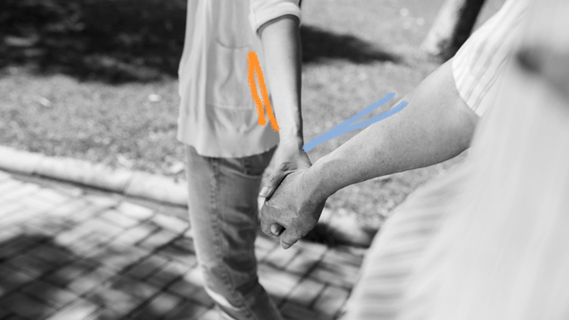 Pai ausente: foto em preto e branco de de duas pessoas que estão de mãos dadas. A foto só mostra parte dos braços e das mãos.
