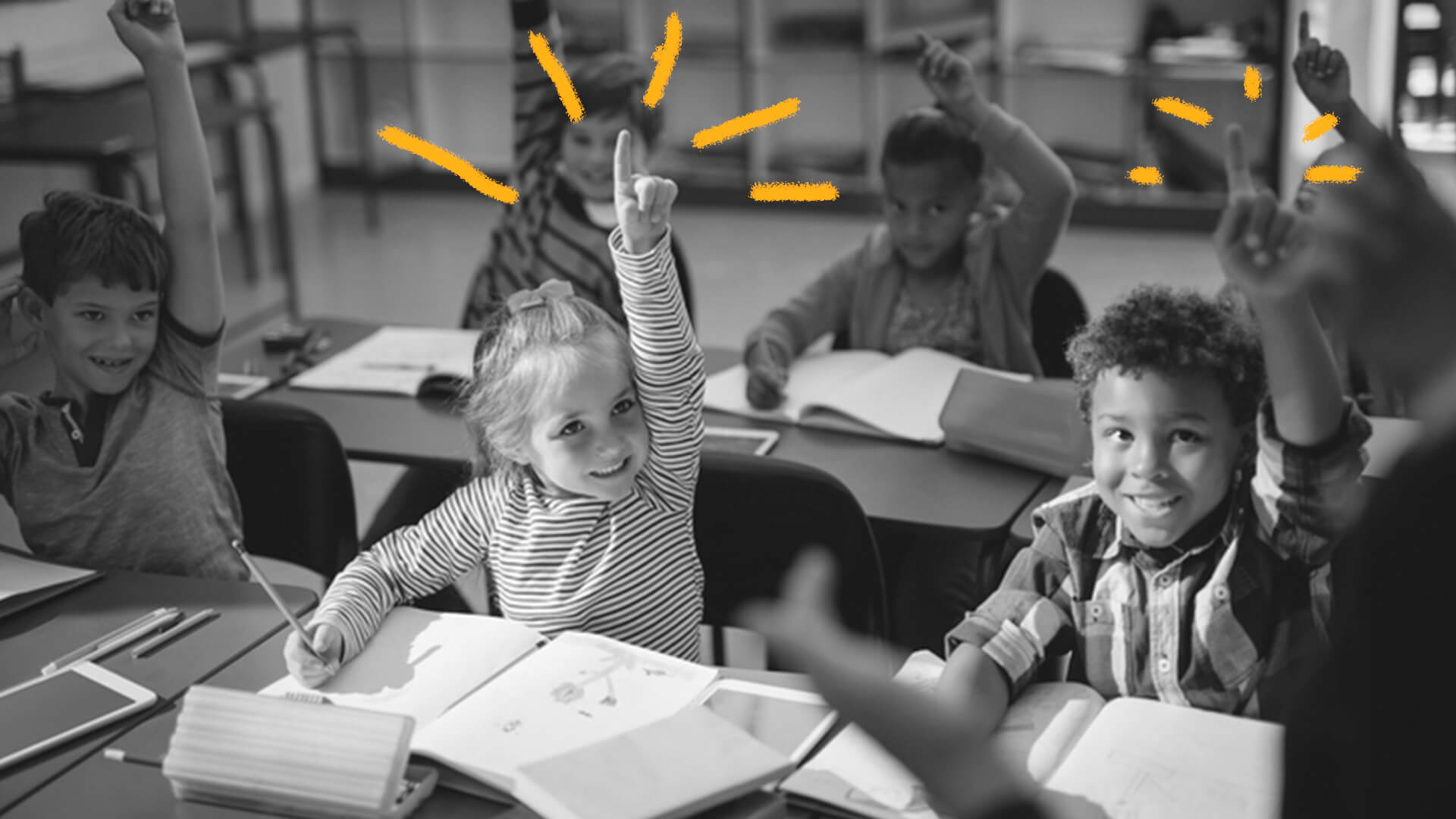 famílias consumidoras: imagem em preto e branco de uma criança levantando o dedo na sala de aula