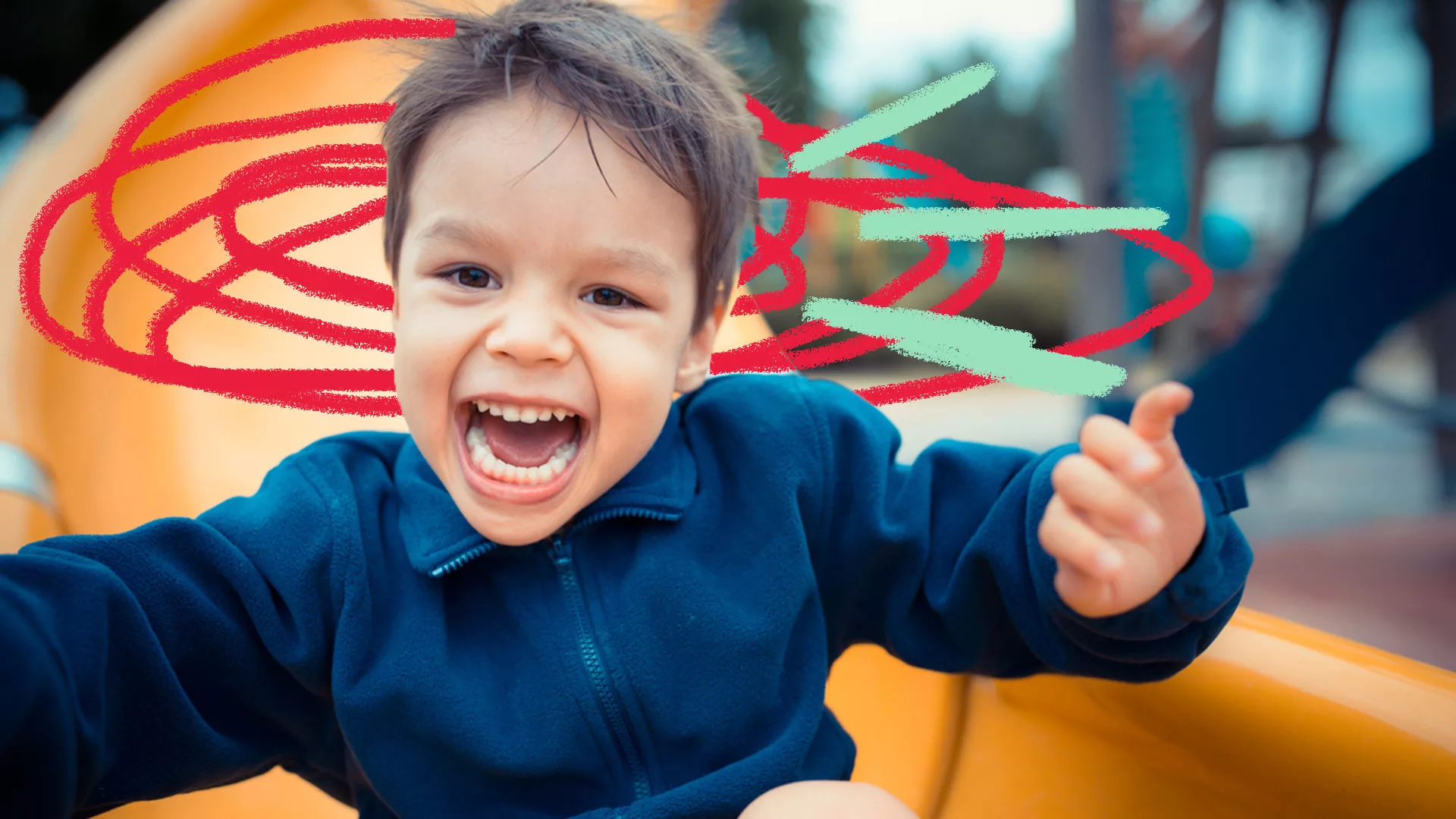 Menino sorridente brincando em escorregador de parquinho infantil