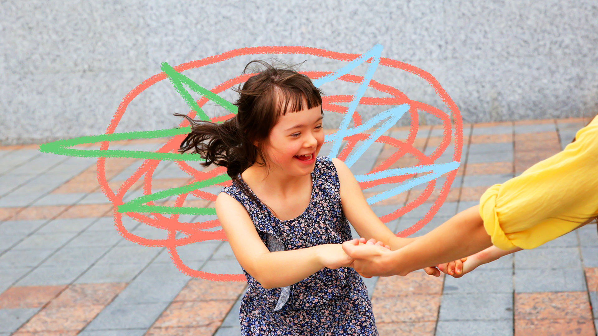 Músicas infantis sobre diversidade: foto de menina com síndrome de Down, que brinca de girar com os cabelos ao vento.