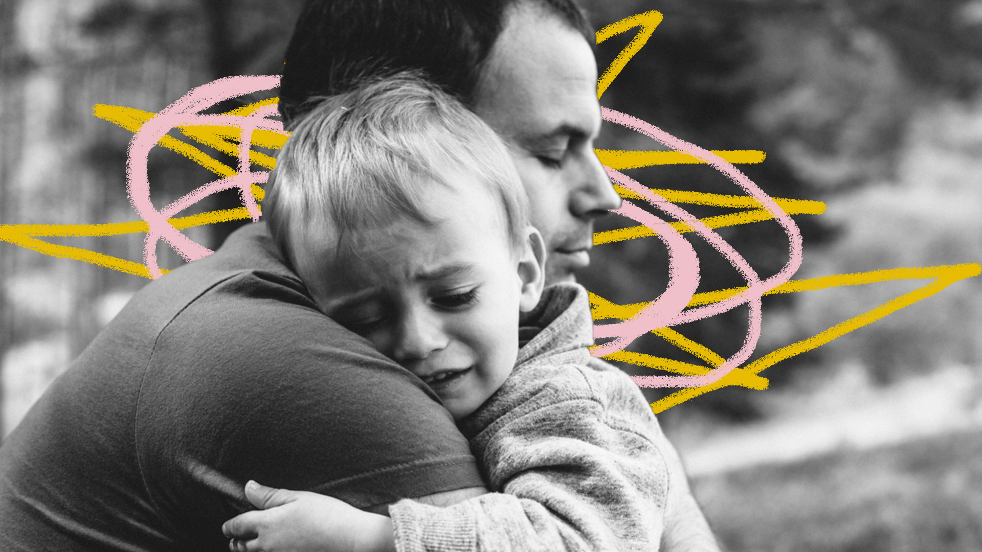 Homem adulto abraça criança chorando em foto preto e branca com grafismos amarelos e cor-de-rosa