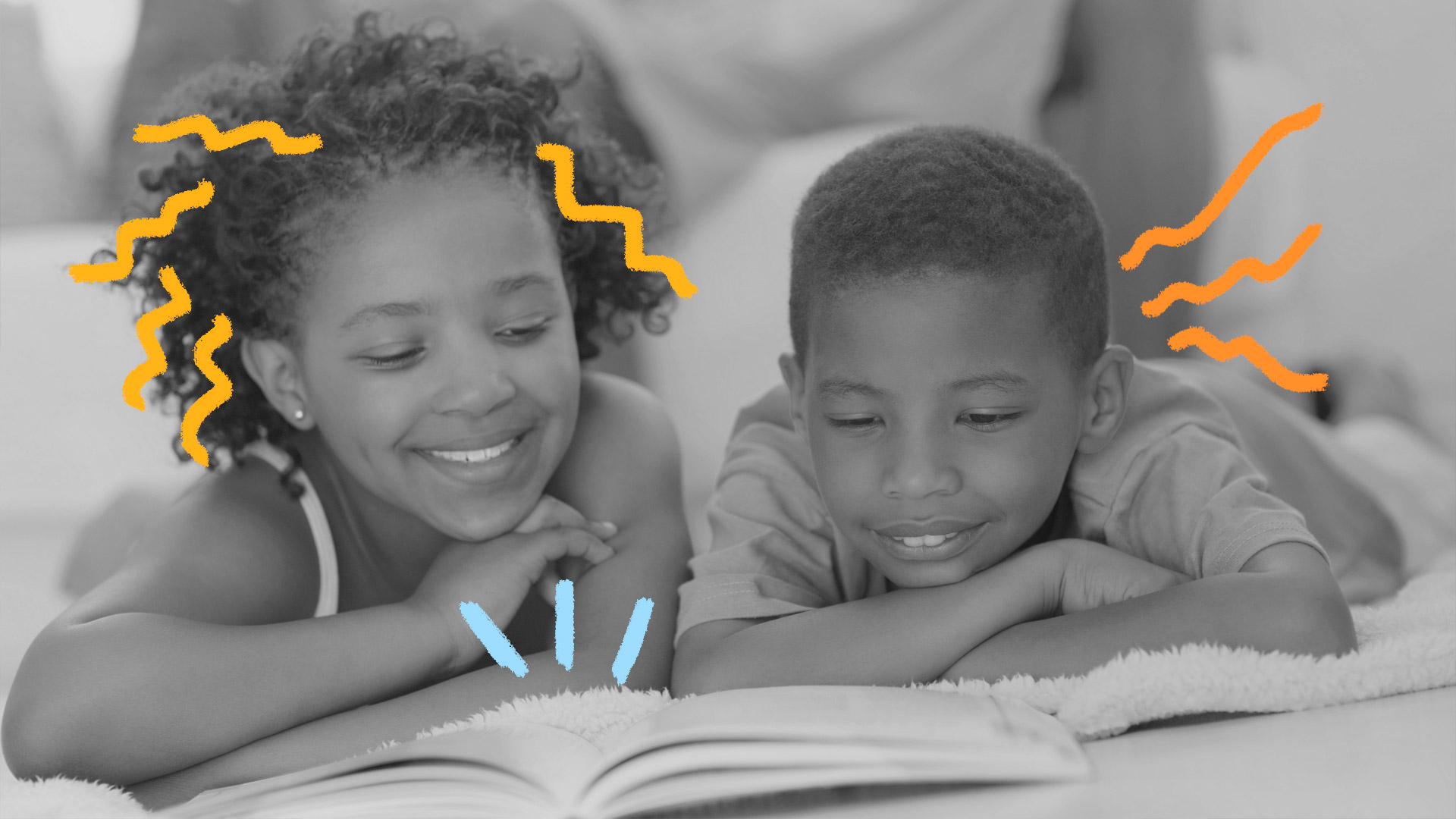 Poemas sobre infância: foto em preto e branco de duas crianças que estão deitadas de bruços e olham para um livro aberto à frente. A foto tem intervenções com rabiscos coloridos.