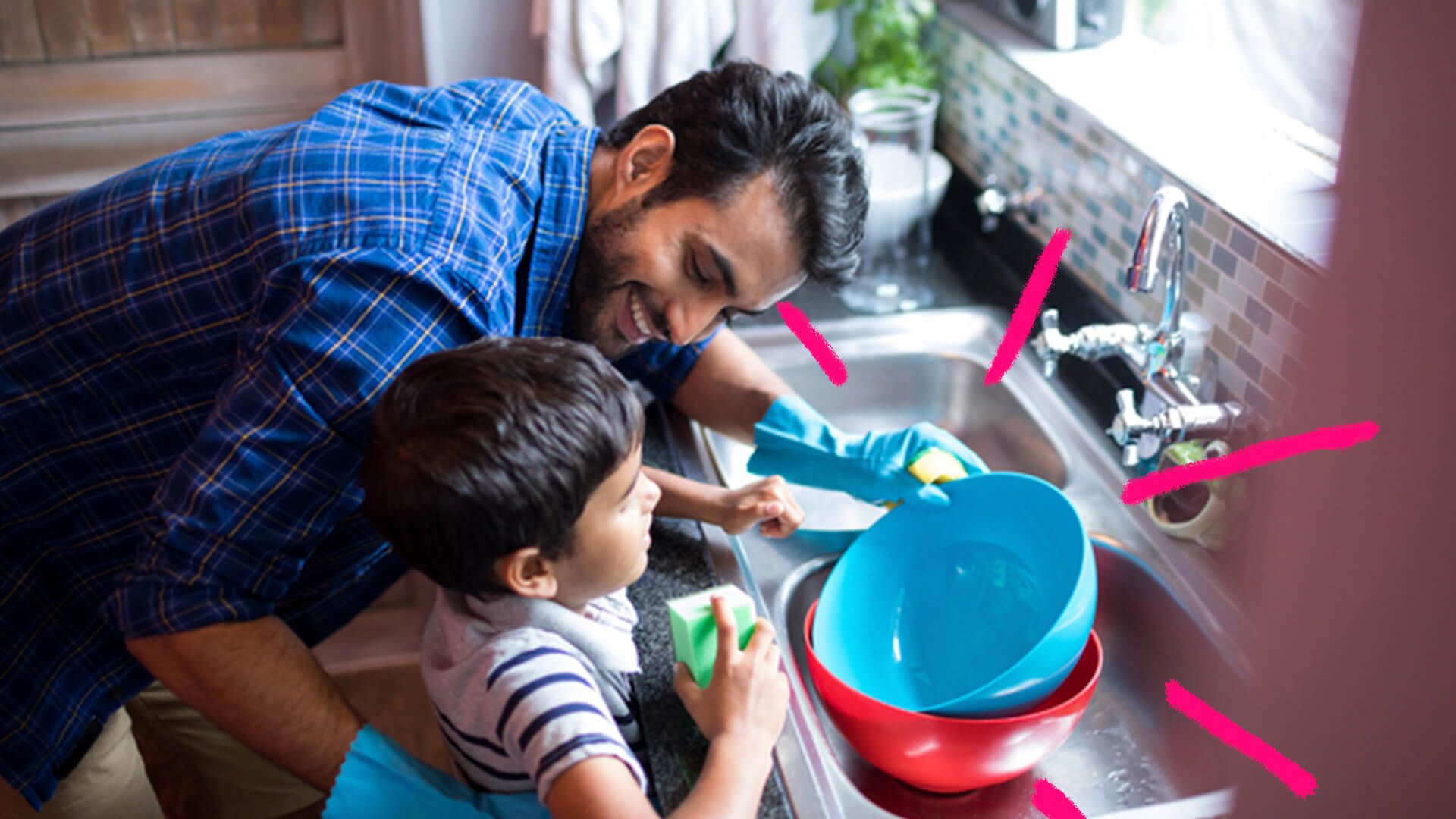 Homem e menino lavam louça em sinal de rotina