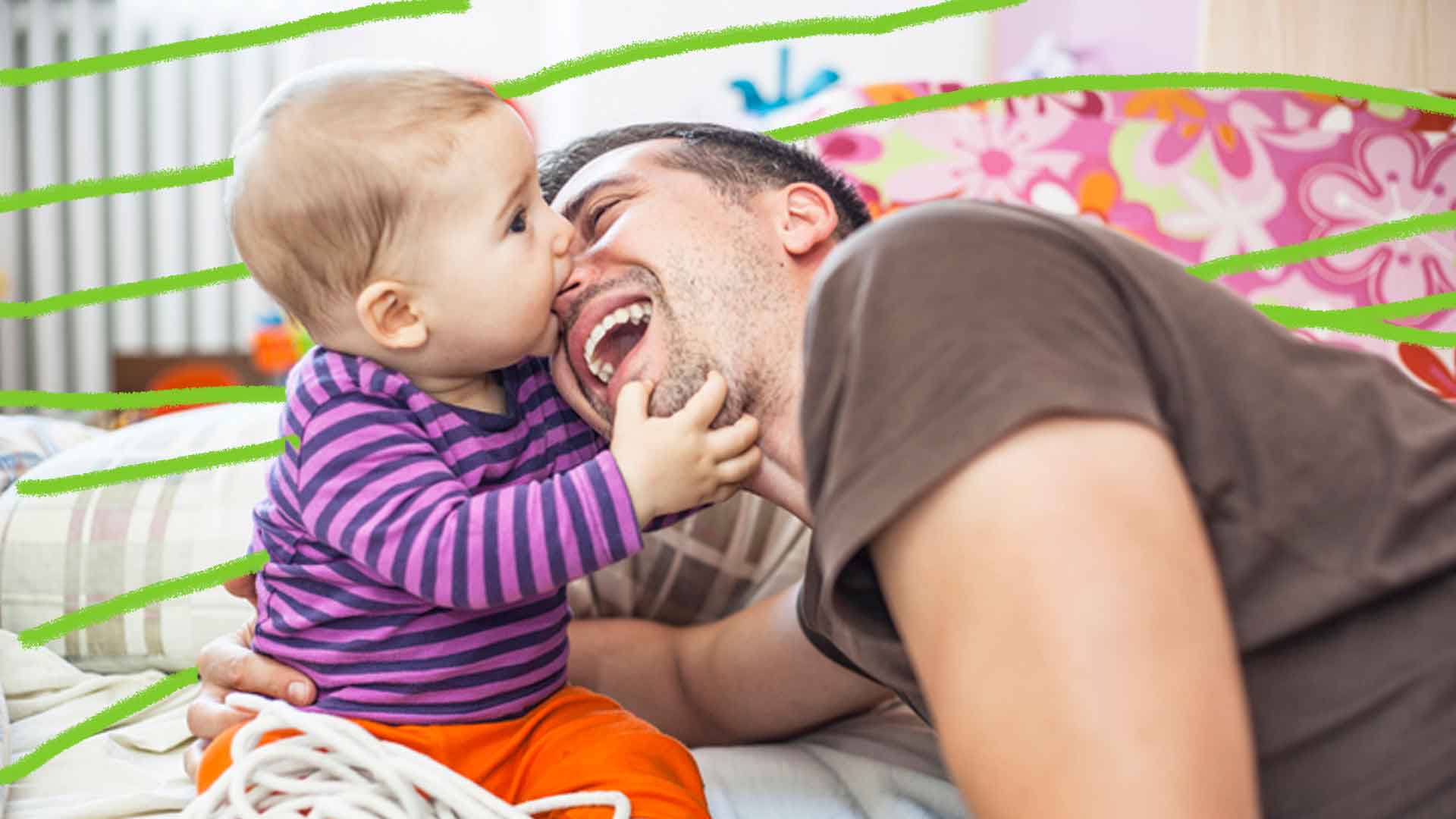 Crianças mordem: foto de um bebê, de pele clara, e um homem também de pele clara, que está ao seu lado. O bebê está mordendo o nariz do homem.