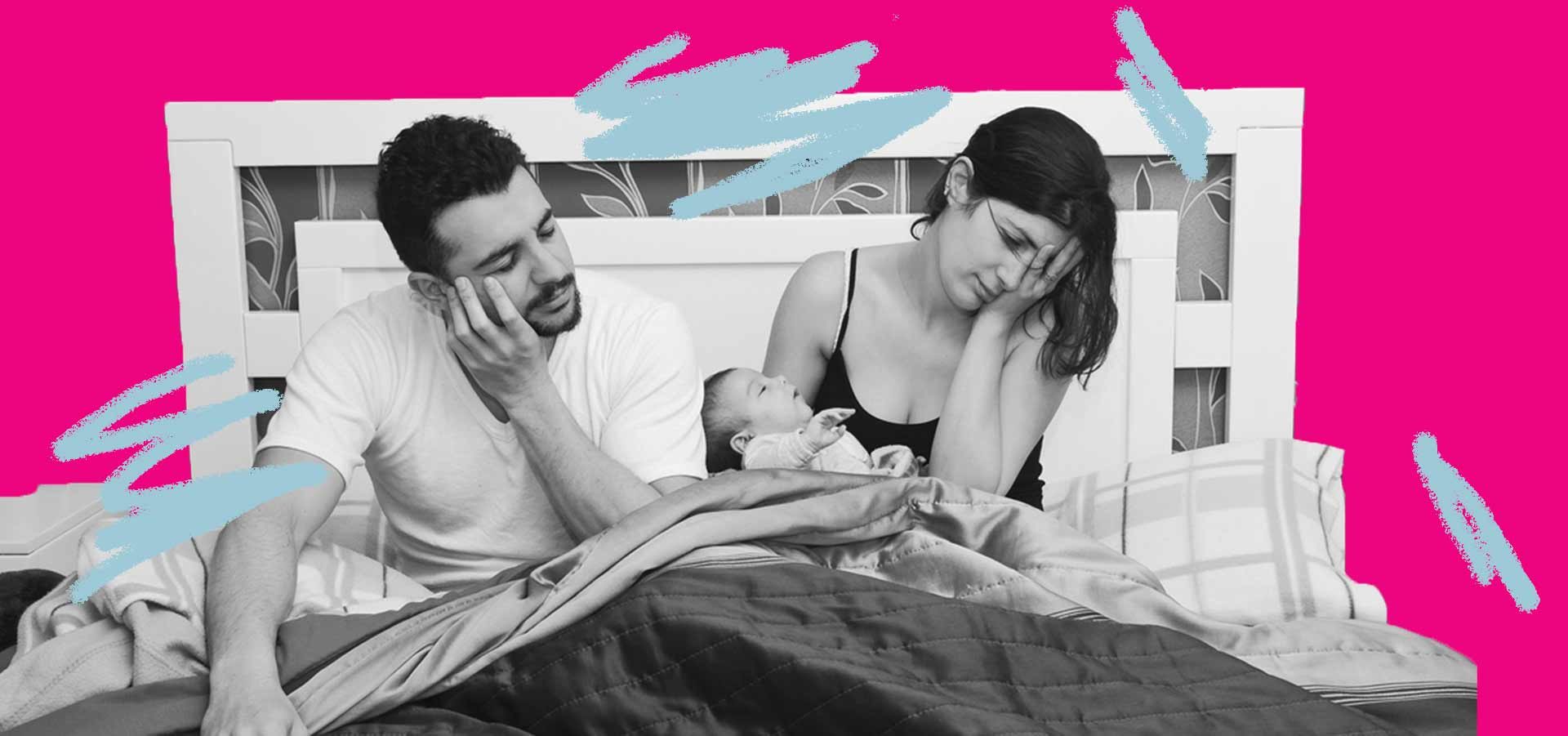 Mães e sexualidade: foto de um casal na cama; o homem está ao lado e a mulher carrega um bebê com semblante cansado
