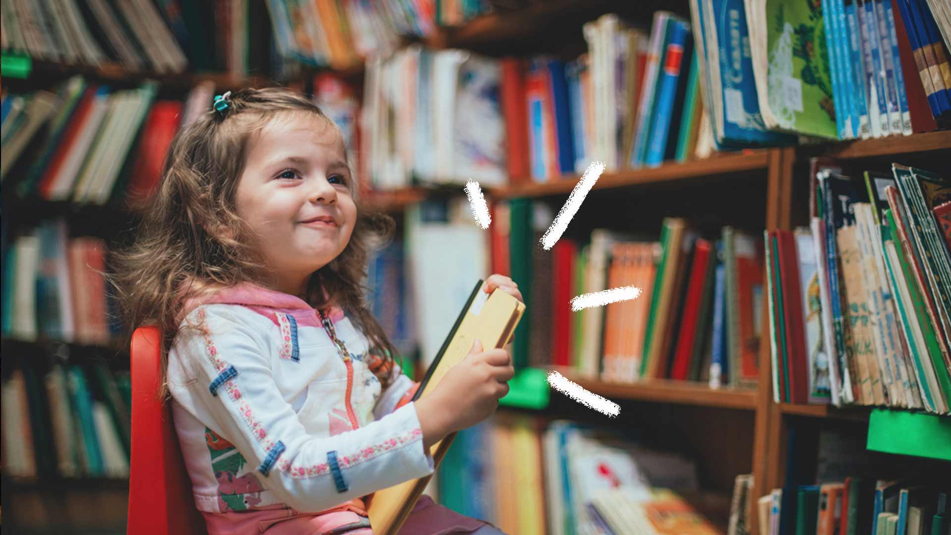 Foto de uma menina pegando um livro de uma prateleira cheia de livros, em um cantinho de leitura