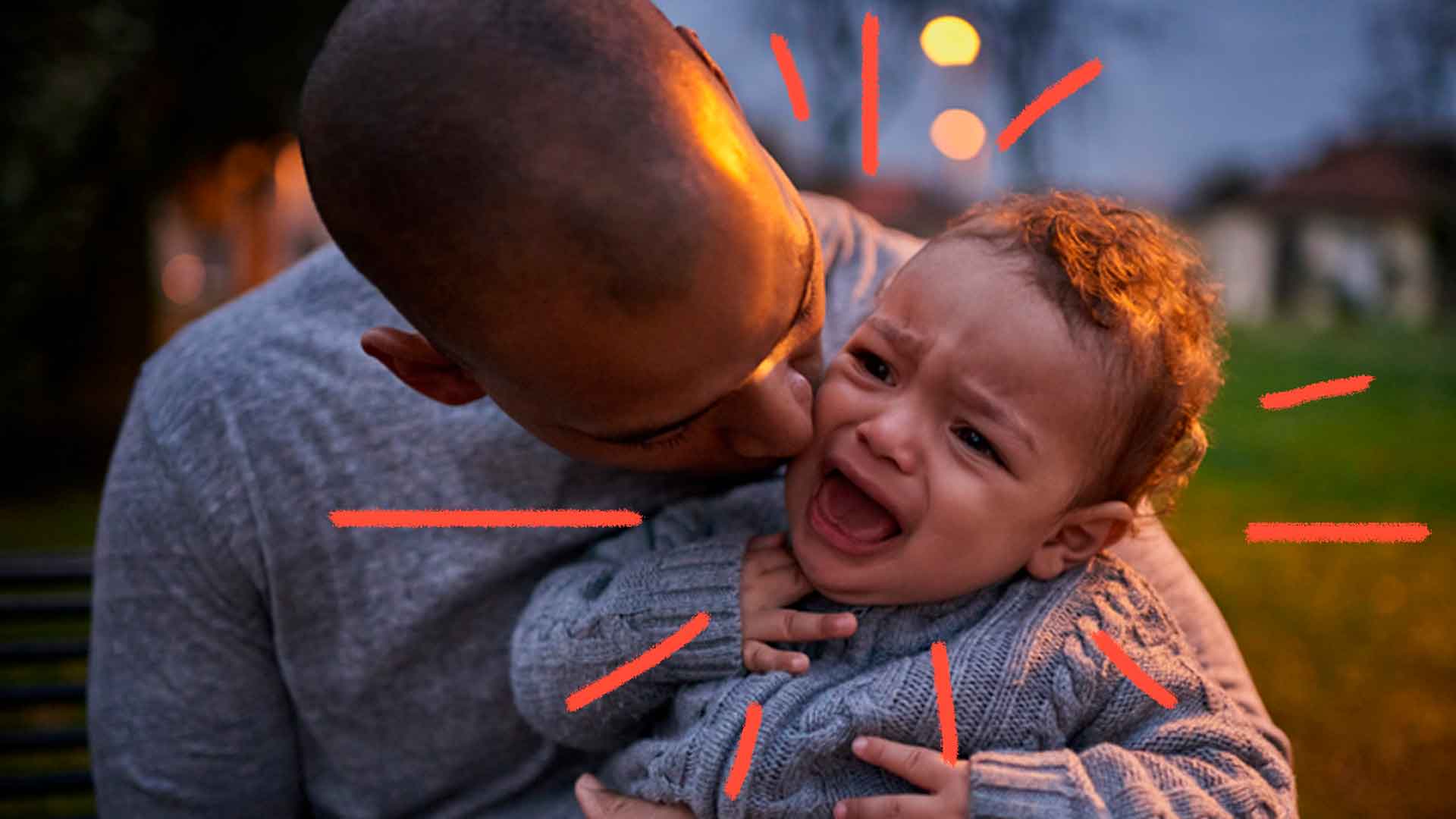 Beijar desconhecidos: Imagem de um adulto com um bebê no colo, beijando-o. O bebê está chorando