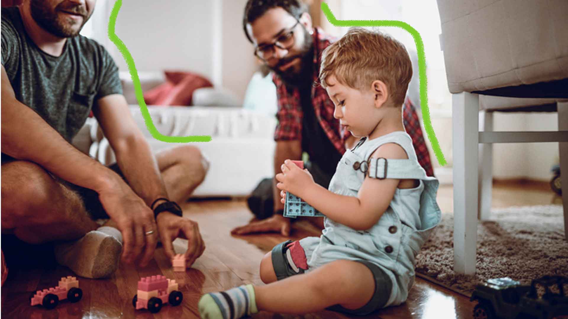 Educação da criança: Um bebê sentado no chão brincando com dois homens
