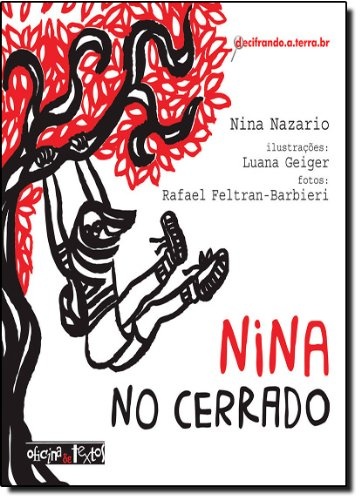 Capa do livro "Nina no cerrado", de Nina Nazario: uma menina está pendurada no galho de uma árvore de folhas vermelhas 