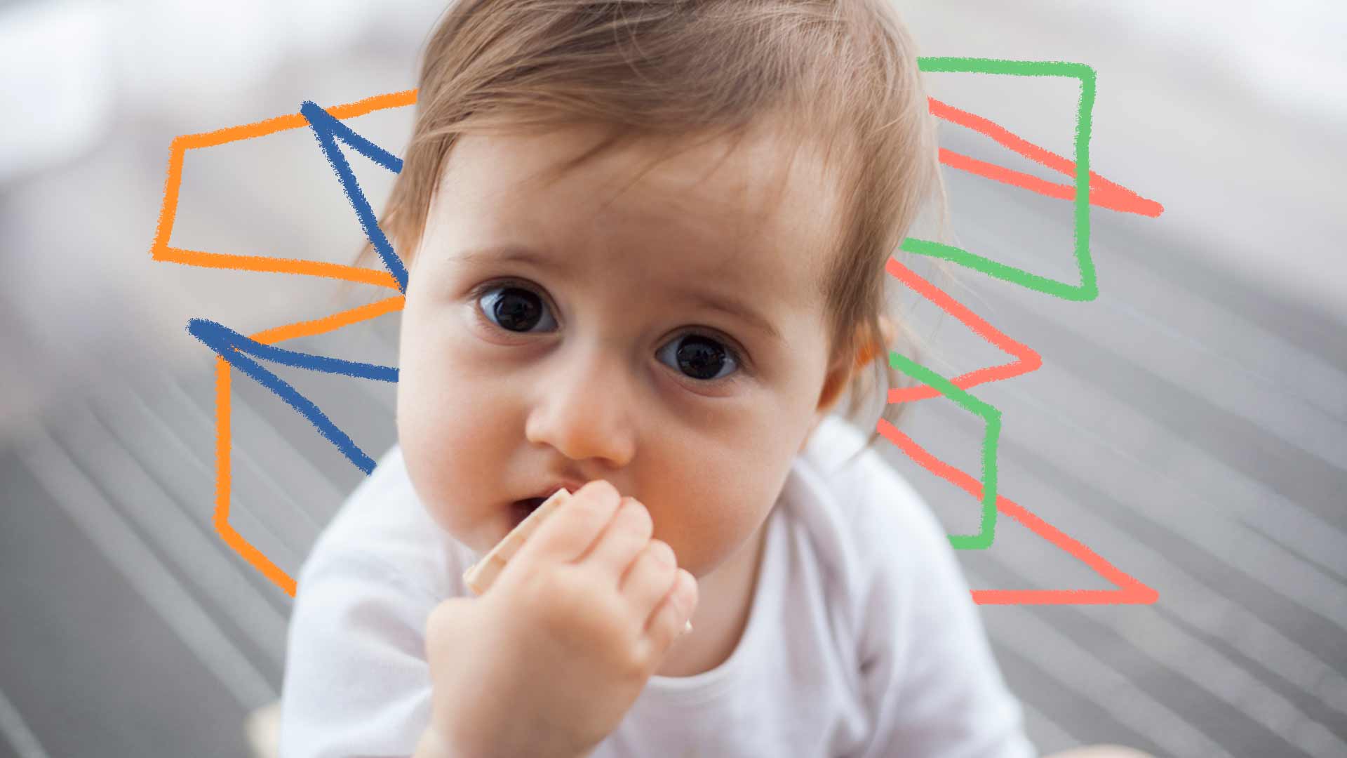 Foto de uma criança com um brinquedo na boca