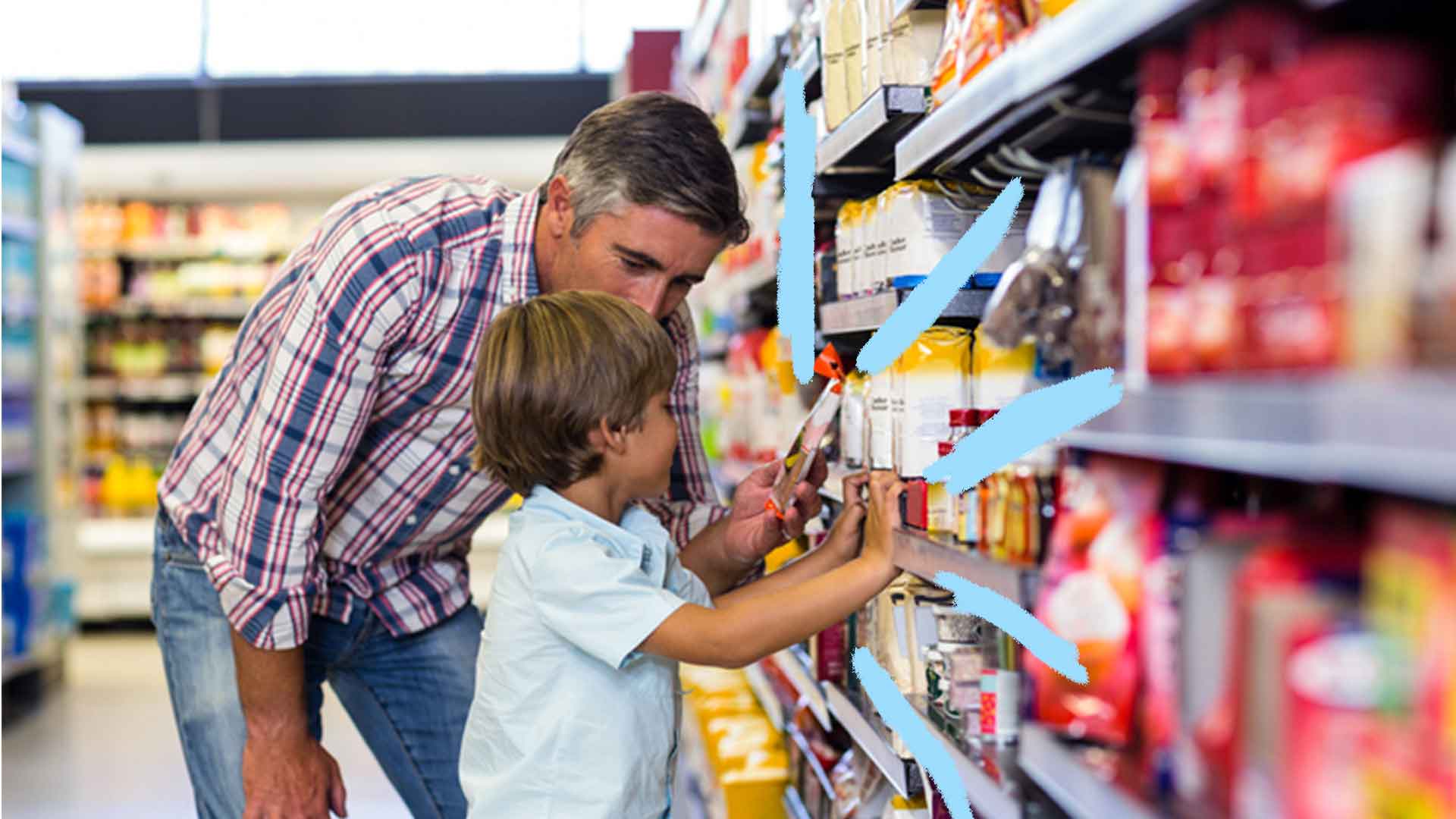 Foto de um homem e um menino escolhendo algum produto no supermercado
