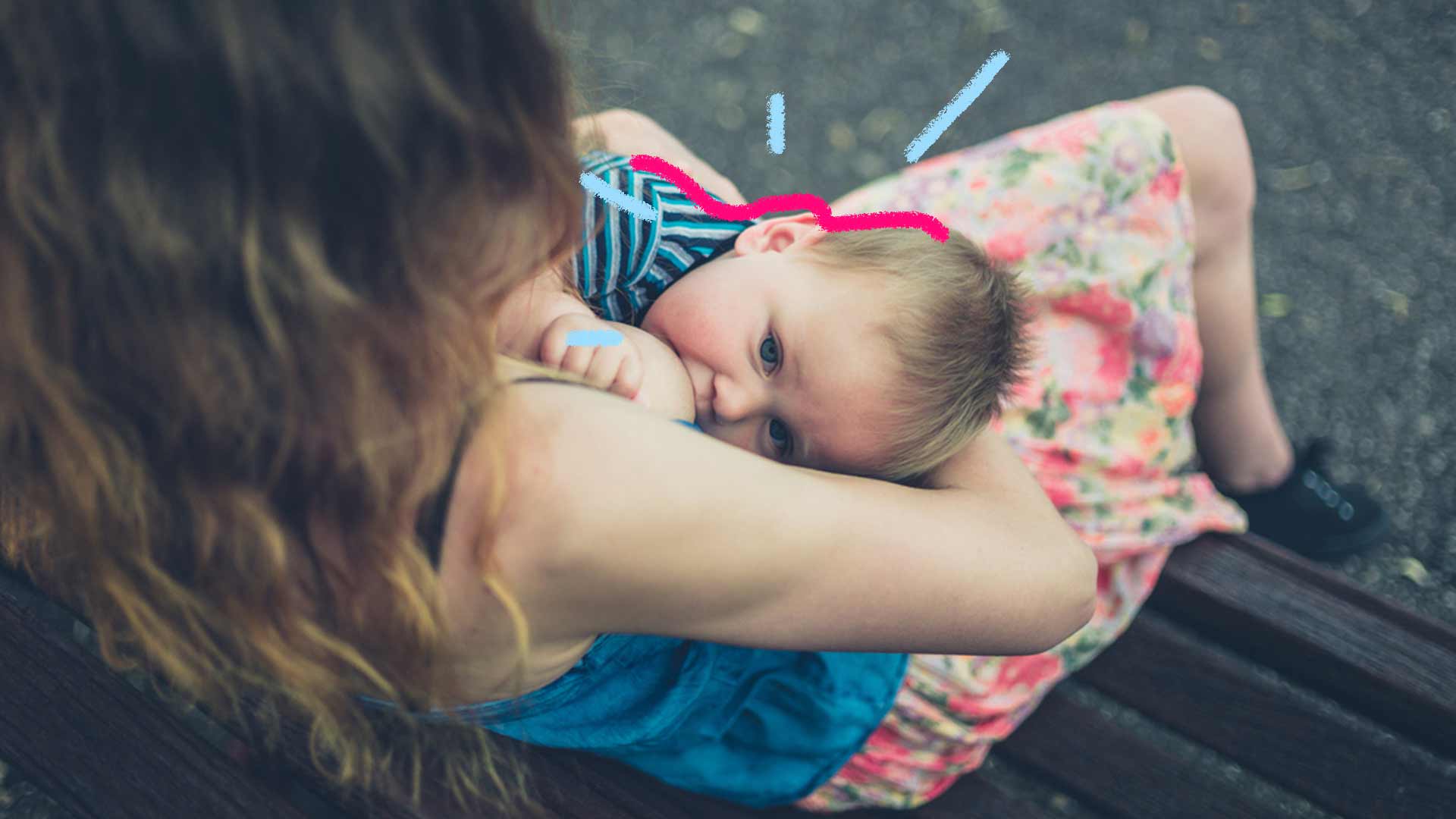 Foto de uma mãe segurando um bebê no colo e amamentando. O bebê está com os olhos abertos