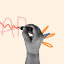 Foto colagem de uma mão em preto e branco segurando um lápis e fazendo alguns rabiscos coloridos