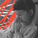 Imunidade das crianças: Foto em preto e branco de uma menina oriental assoando o nariz