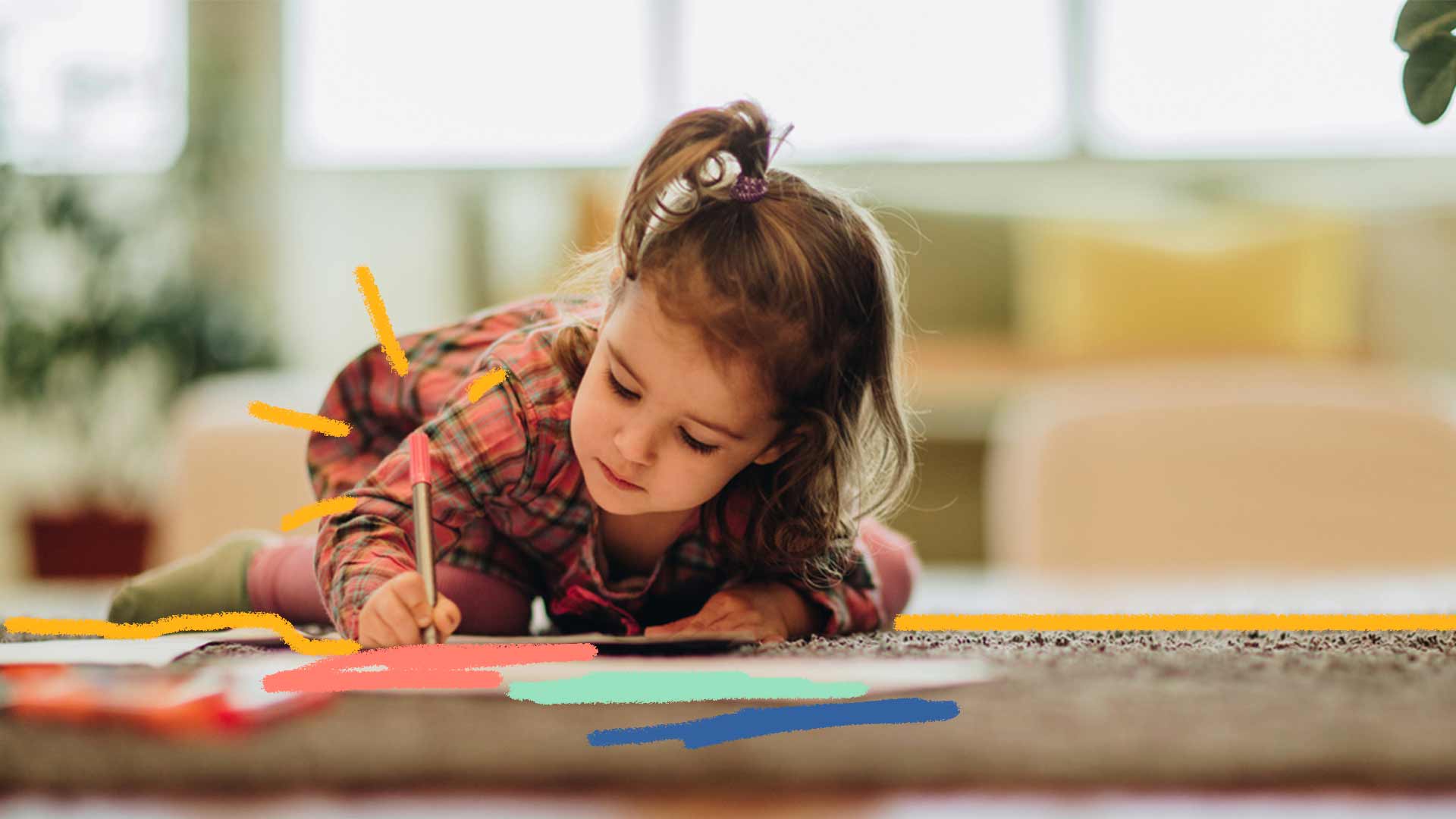 Ilustração de uma criança abaixada no tapete com uma canetinha rosa, concentrada desenhando em seu caderno