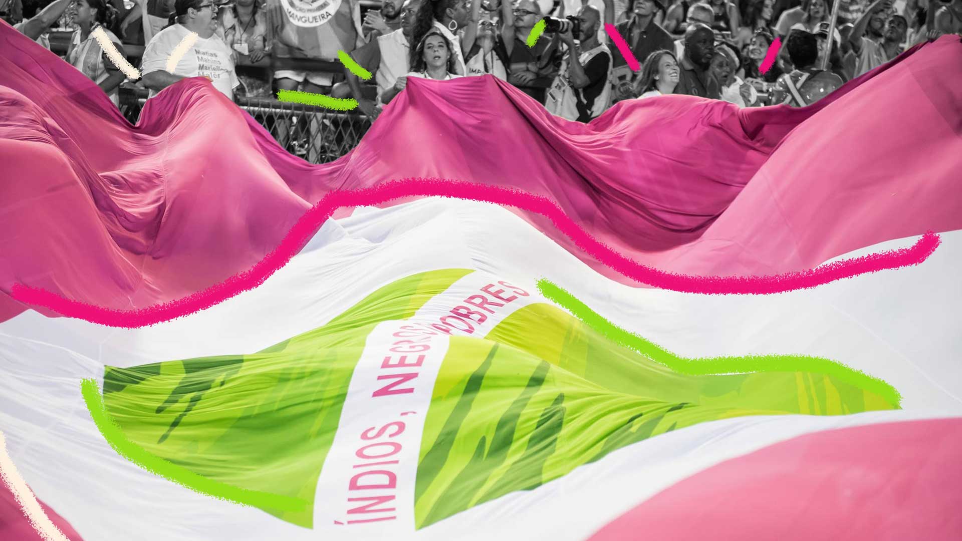 Imagem da bandeira da mangueira - verde, branca e rosa no primeiro plano. Atrás da bandeira tem uma imagem em preto e branco de várias pessoas no sambódromo