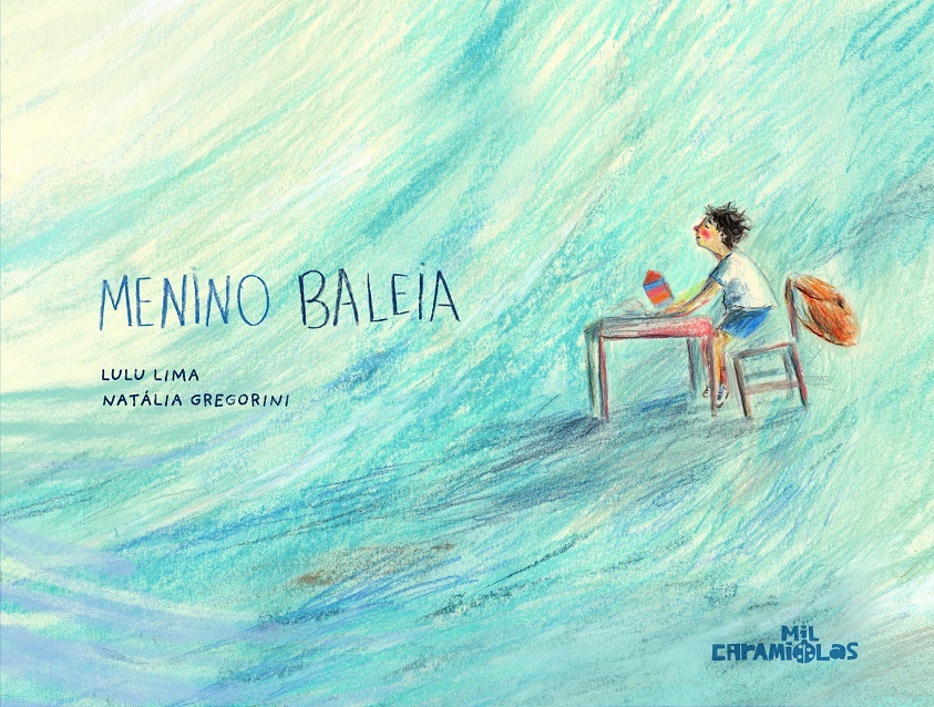 Capa do livro "Menino Baleia", de Lulu Lima. Em um fundo com tons de azul e verde, um menino está sentado em uma cadeira, com mesa e mochila.