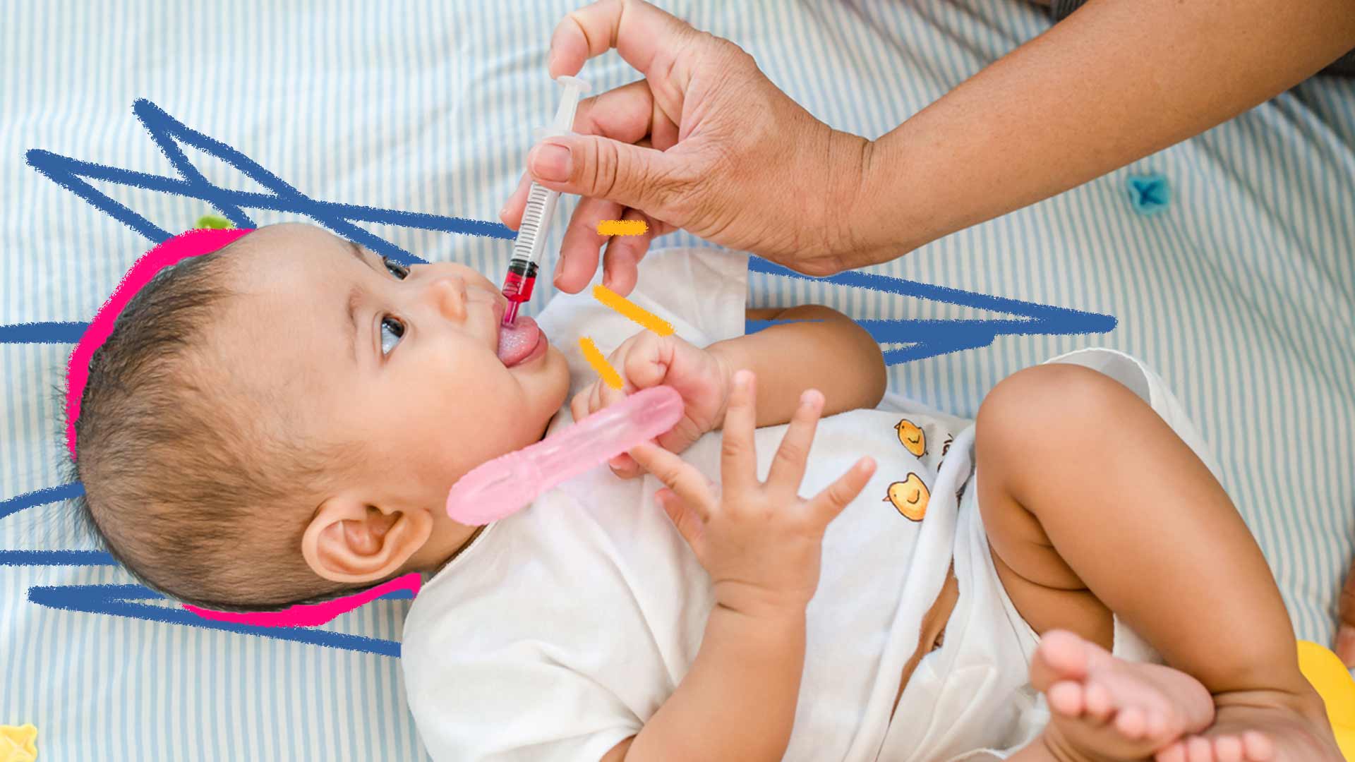 Imagem de bebê deitado em uma cama e uma mão dando uma seringa com remédio na sua boca