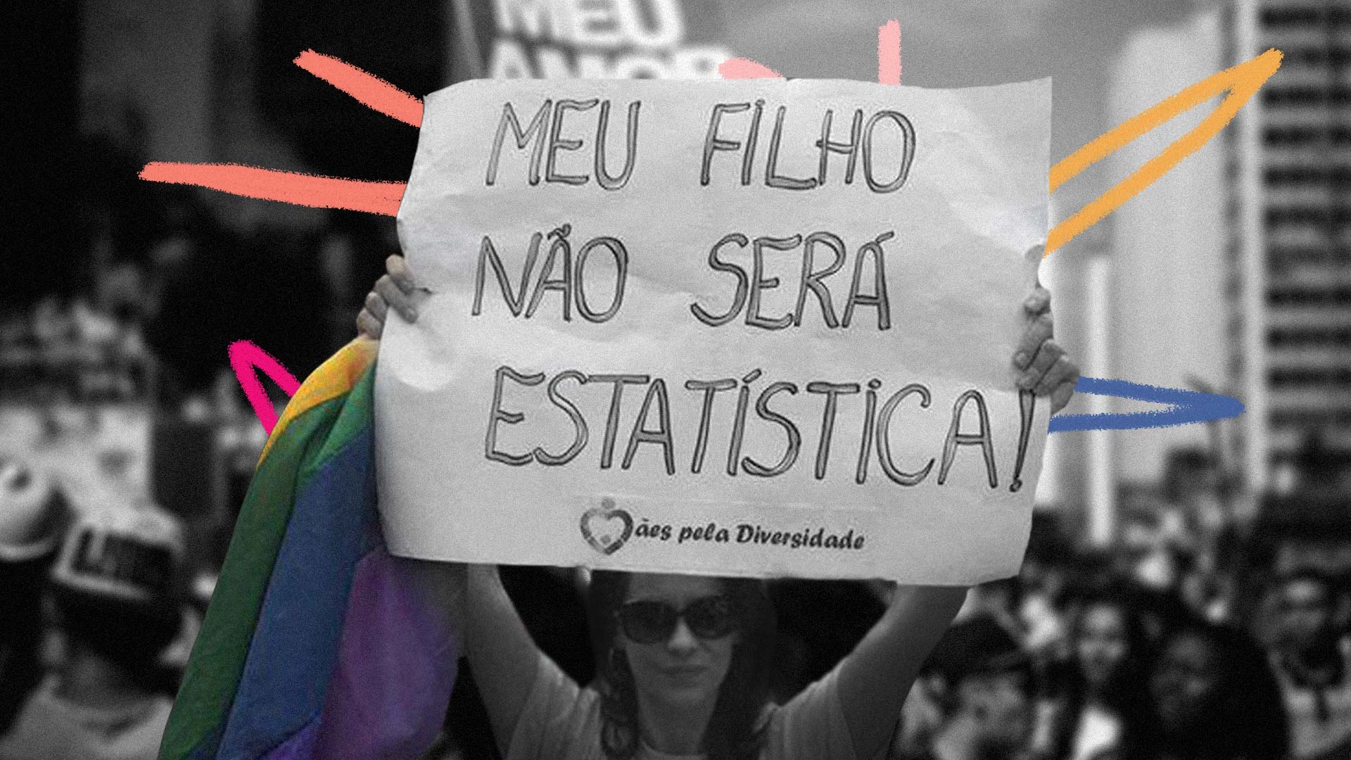 Coletivos de mães: Foto em preto e branco de uma mulher com um cartaz levantado escrito: "Meu filho não será estatística", e com a bandeira LGBT em suas mãos