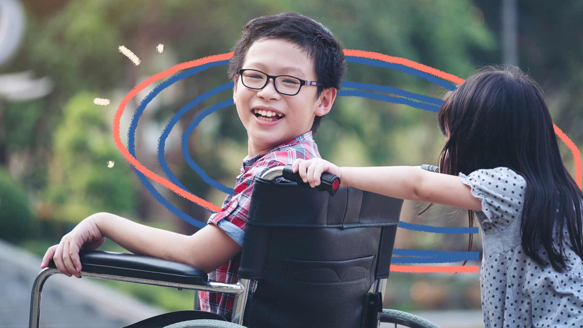 Inclusão das crianças: Foto de um menino na cadeira de rodas sorrindo e sendo empurrado por outra criança.