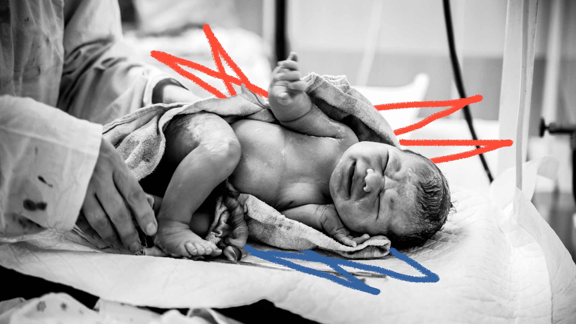 Foto em preto e branco de um bebê que acabou de nascer, deitado e enrolado por um pano