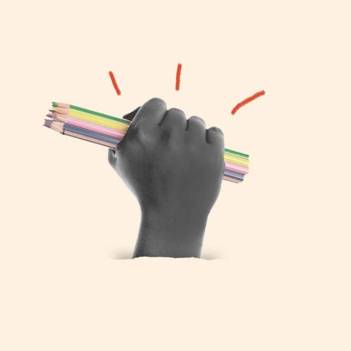 educacao antirracista Ilustração de uma mão em preto e branco saindo de um buraco e segurando vários lápis coloridos.
