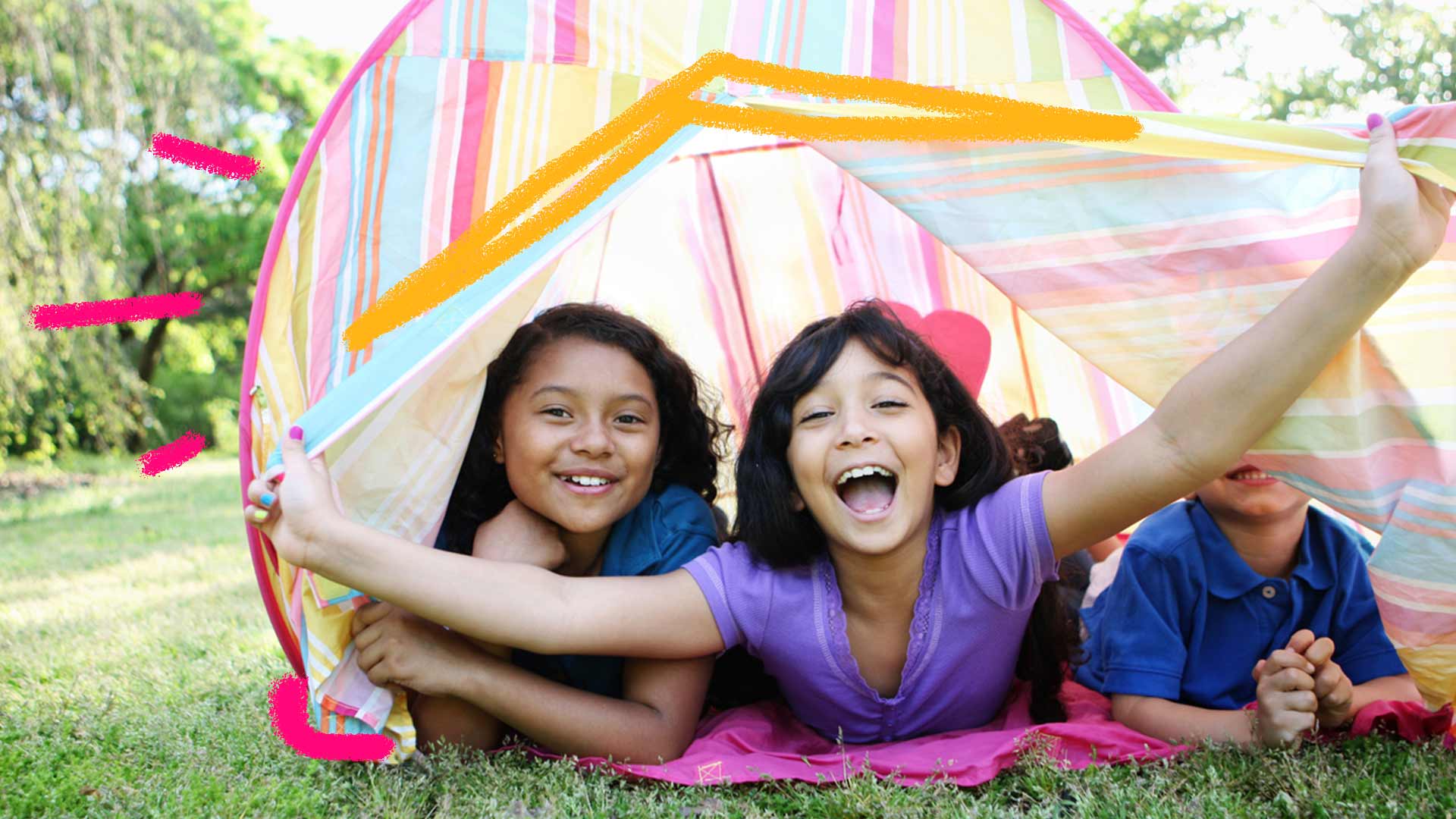 Foto de duas meninas e um menino sorridente dentro de uma barraca de acampamento
